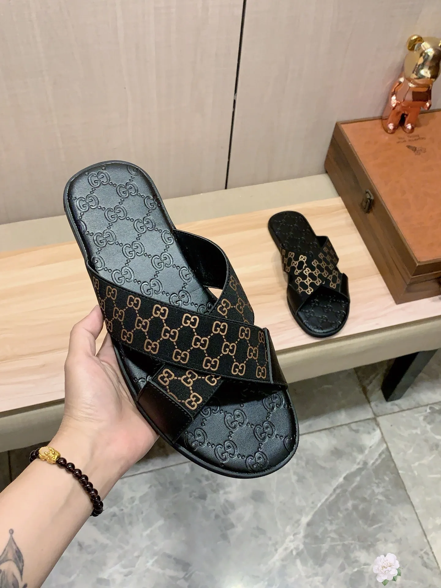 Slippers: New model: Factory price: 260💰💰🎩🎩🔥🔥《 Gucci* 》Series of slippers top purchasing agent🔍🔍Sold at the same time for men, original Italian imported webbing made of selected cowhide, exquisite workmanship,), sole: (super comfortable) original factory special sole, ⚠️exclusive double-layer movable molded sole super comfortable⚠️, real shot🎬the real thing is more beautiful🔍🔍266 regular code 38-44, can be ordered 45.